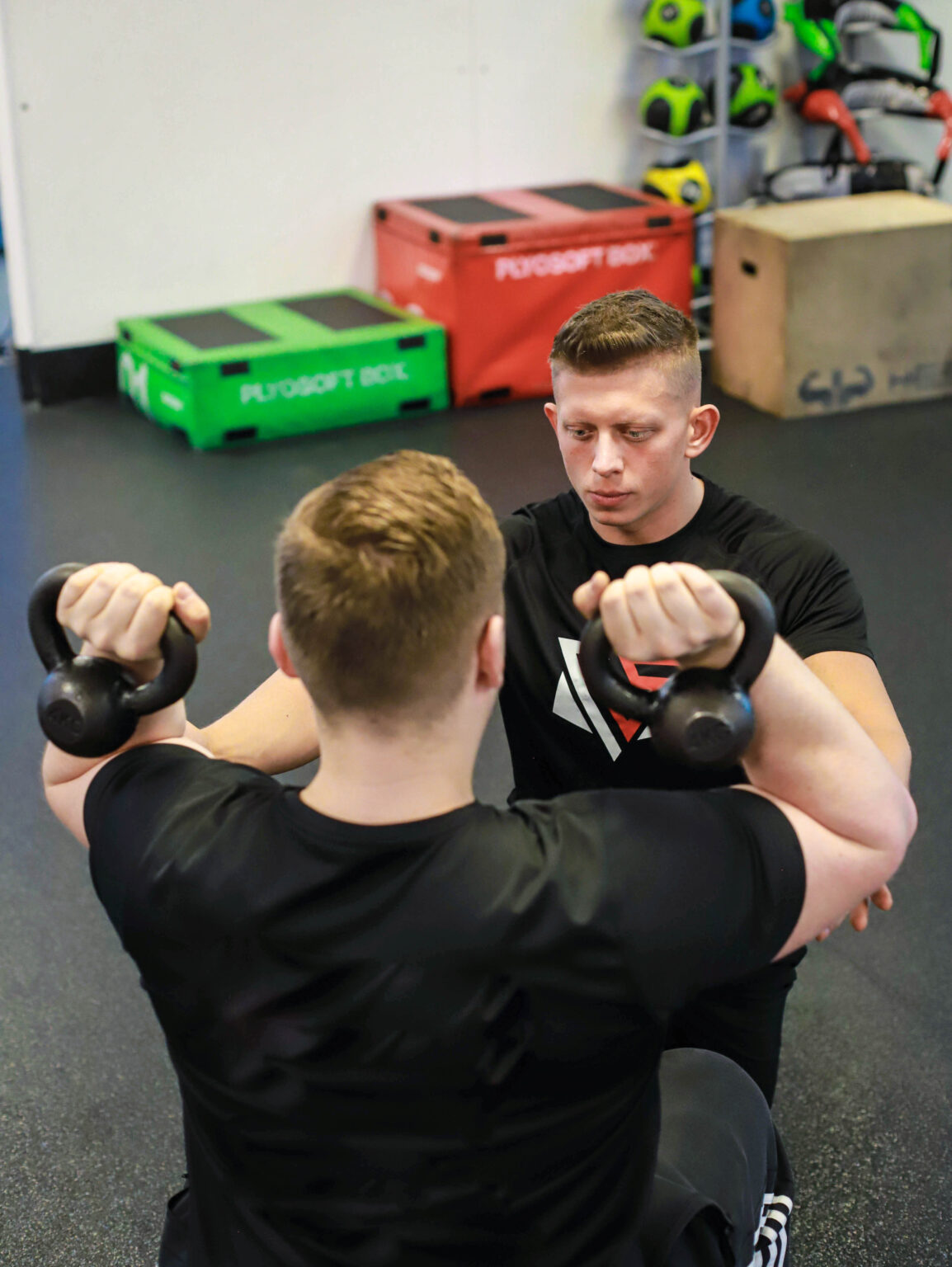 Trener FitFive prowadzi trening z kettlebell w studiu przy Rondzie ONZ